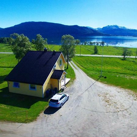 1 Room In The Yellow House, Close To Airport & Lofoten Evenskjer Kültér fotó