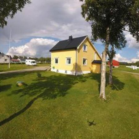1 Room In The Yellow House, Close To Airport & Lofoten Evenskjer Kültér fotó